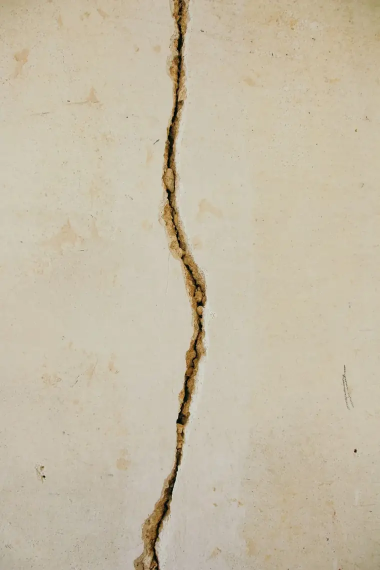 Vertical crack in a concrete wall